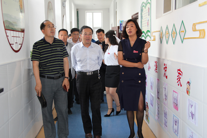 通榆县第二实验小学校张娜校长陪同市领导参观社团活动